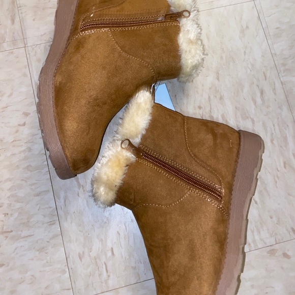 Cat & Jack Tan Ankle Boots with Cream Fur - Picture 13 of 13